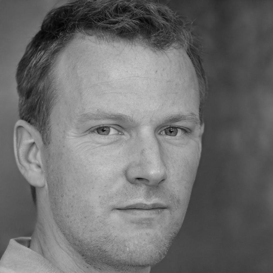 Dex Thornfield, B2B Sales Consultant specializing in financial analysis